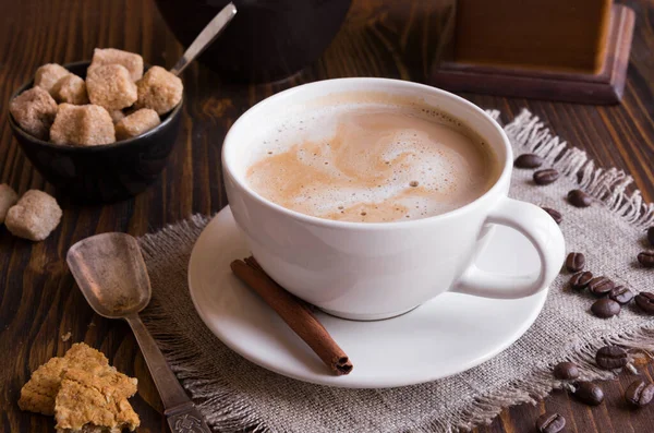 Tasse Kaffee Mit Zimtstangen Und Löffel Auf Holztisch — Stockfoto