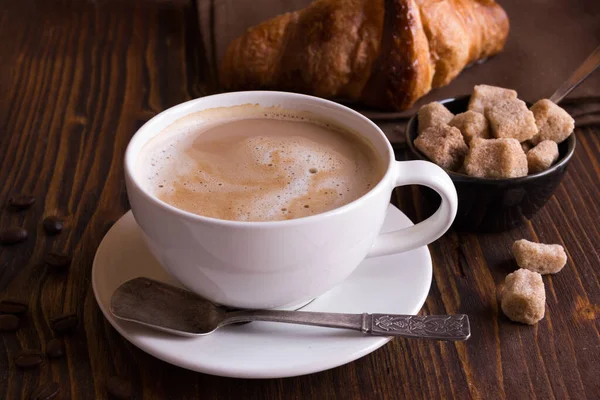 Tasse Kaffee Mit Croissant Auf Holzgrund — Stockfoto