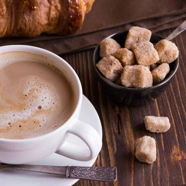 Tasse Kaffee Mit Croissant Auf Holzgrund — Stockfoto