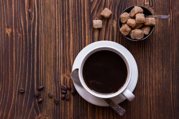 Tasse Kaffee Mit Zucker Und Bohnen Auf Holzgrund — Stockfoto
