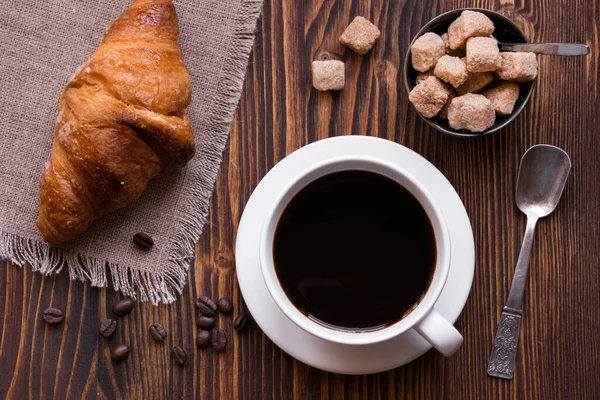 Tasse Kaffee Und Croissant Auf Holzgrund — Stockfoto