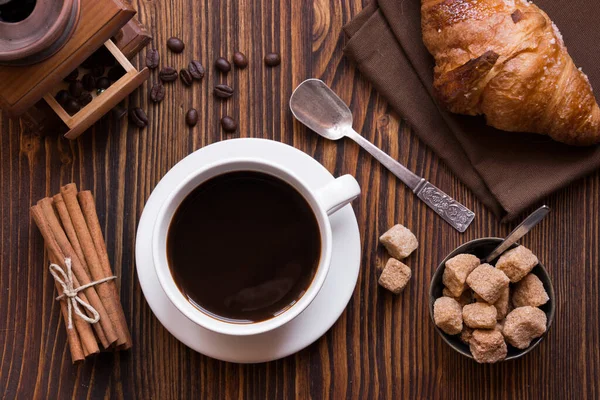 Kaffee Croissant Zimt Und Zucker Auf Holzgrund — Stockfoto