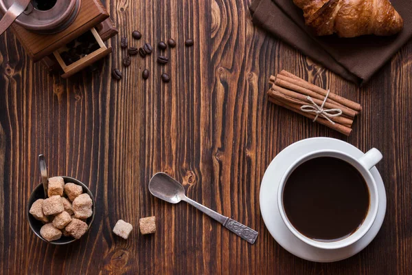 Tasse Kaffee Und Croissant Auf Holzgrund — Stockfoto