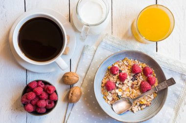 Tahıllı kahvaltı, kahve ve meyve suyu, ahşap masa, üst manzara, düz yatak