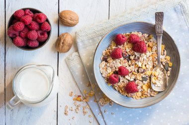 Granola ve ahududulu sağlıklı kahvaltı.