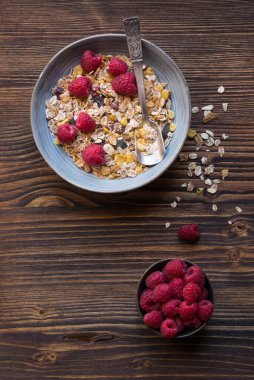 Granola ve ahududulu sağlıklı kahvaltı.