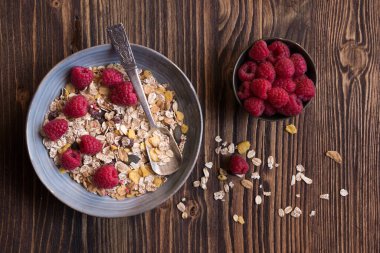 Granola ve ahududulu sağlıklı kahvaltı.