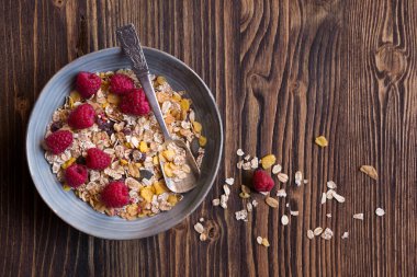 Granola ve ahududulu sağlıklı kahvaltı.