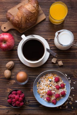 Taze meyve ve böğürtlenli kahvaltı.