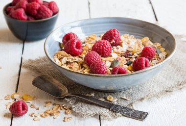 Granola ve ahududulu sağlıklı kahvaltı.