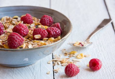 Granola ve ahududulu sağlıklı kahvaltı.