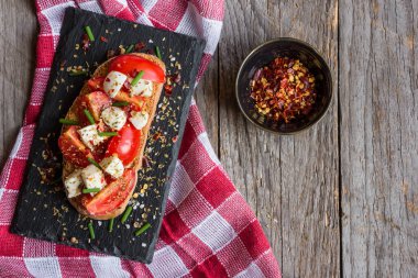 Domatesli bruschetta, mozzarella, zeytinyağı ve fesleğen..