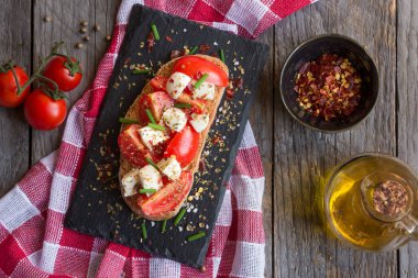 Domatesli bruschettalar, mozzarella ve fesleğen