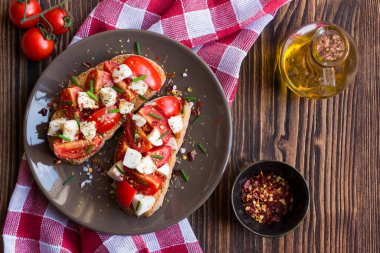 Domatesli bruschettalar, mozzarella ve fesleğen