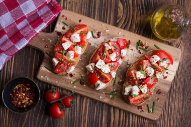 Domatesli bruschettalar, mozzarella ve fesleğen