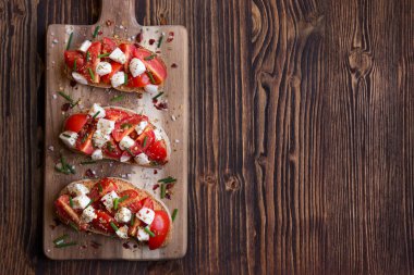 Domatesli bruschettalar, mozzarella ve fesleğen