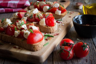 Domatesli bruschettalar, mozzarella ve fesleğen