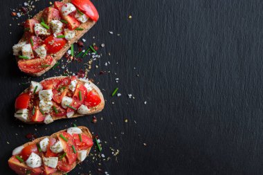 Domatesli bruschettalar, mozzarella ve fesleğen