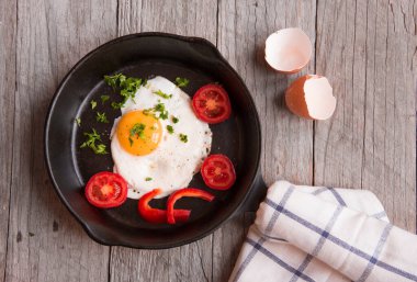 Kızarmış yumurta, domates, soğan ve tavada turpla kahvaltı. 