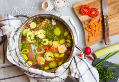 Ev yapımı tavuk ve sebze çorbası.