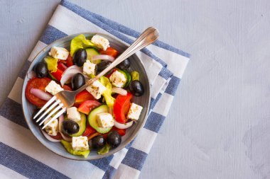 Peynirli Yunan salatası, domates, mozzarella, soğan ve fesleğen.