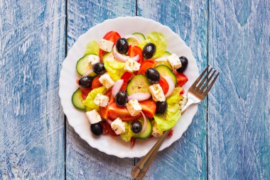 Peynirli Yunan salatası, domates, mozzarella, soğan ve fesleğen.