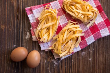 Ahşap arka planda sebzeli çiğ makarna