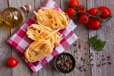 domatesli makarna, fesleğen ve peynir ahşap arka planda