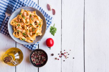 domates sosu ve fesleğen ahşap arka plan ile makarna