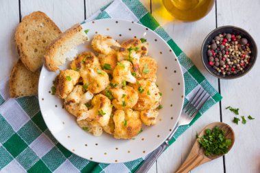 Patates ve sarımsaklı kızarmış tavuk. en üstteki görünüm.