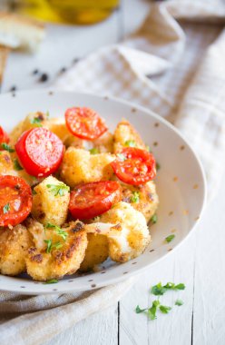 fırında patates ve domates ve peynir.