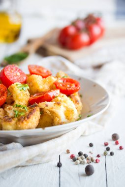 Domatesli kızartılmış karnabahar yakın çekim.