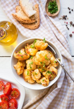 Domates soslu ve peynirli ev yapımı tavuk pirzolası. seçici odak.