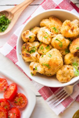 Domates soslu ve peynirli kızarmış tavuk nugget.