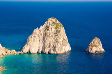 Mavi gökyüzü ile güzel deniz kıyısı