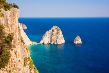 Denizde iki kaya, Yunanistan 'da Akdeniz