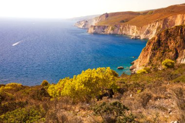 Yunanistan 'da Akdeniz kıyısındaki güzel kıyı manzarası