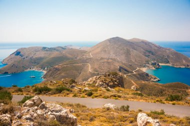 Deniz manzarası ve Rhodes, Yunanistan kıyılarındaki ada manzarası.