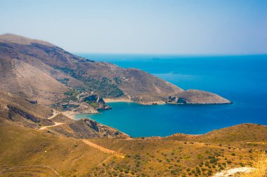 Güzel deniz manzarası ve dağlar.