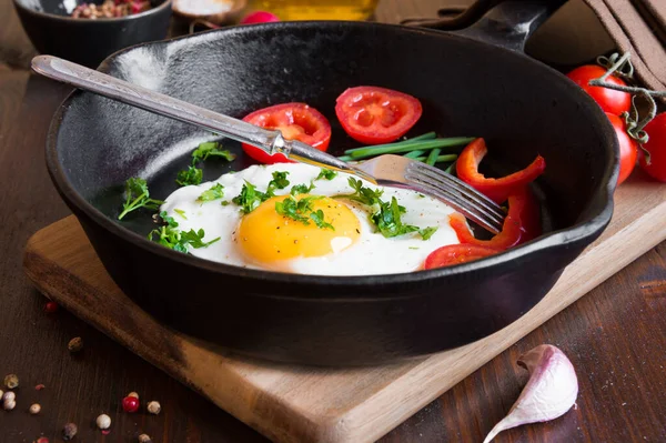 Desayuno Con Huevo Frito Tomates Cebolla Rábanos Sartén —  Fotos de Stock