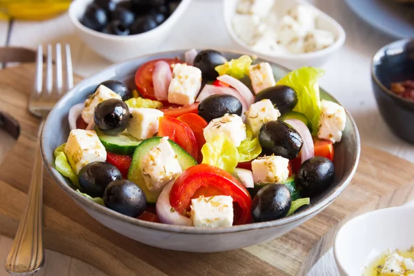 Griechischer Salat Mit Feta Käse Tomaten Mozzarella Zwiebeln Und Basilikum — Stockfoto