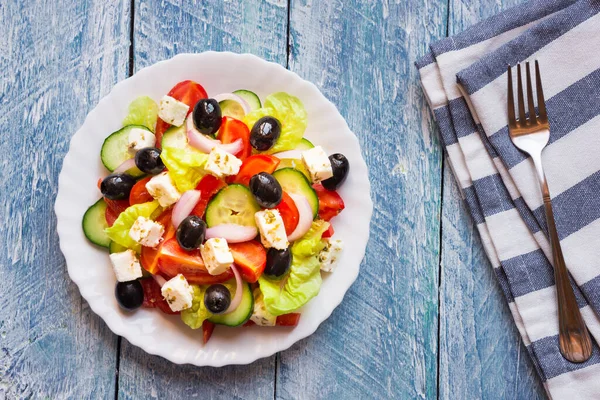 Peynirli Yunan salatası, domates, mozzarella, soğan ve fesleğen.
