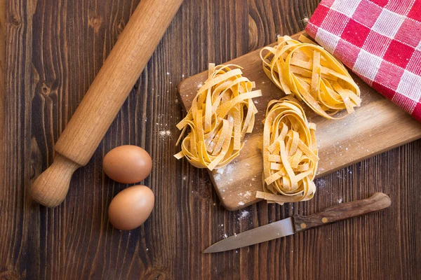 Massa Caseira Crua Com Ingredientes Fundo Madeira — Fotografia de Stock