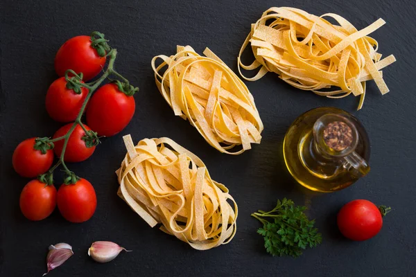 Massa Crua Com Tomate Manjericão Sobre Fundo Preto — Fotografia de Stock