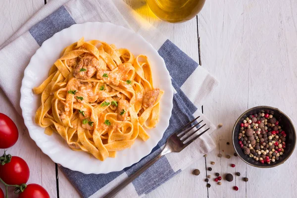 Spaghetti Mit Tomatensauce Und Basilikum Auf Einem Teller — Stockfoto