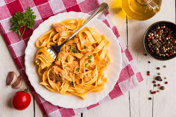 Nudeln Mit Tomatensauce Und Käse Auf Hölzernem Hintergrund — Stockfoto
