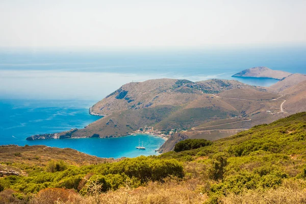 Güzel deniz manzarası ve dağlar.