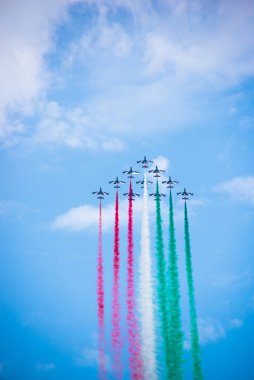 Ulusal kutlama sırasında İtalya 'da hava gösterisinin alt görüntüsü