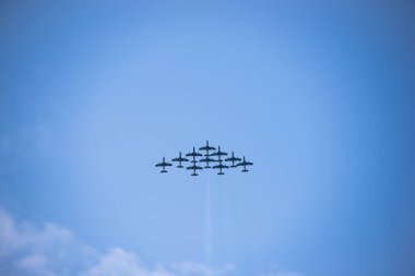 Ulusal kutlama sırasında İtalya 'da hava gösterisinin alt görüntüsü