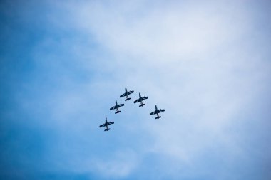 Gökyüzünde uçan bir uçak